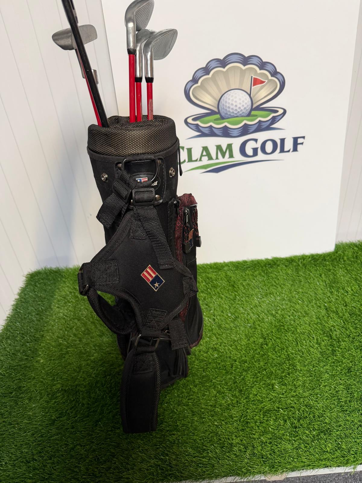 Junior Right Handed Golf Clubs and Bag Set. All in good used condition, 7 iron measures 27 inches so suitable for 5-7 year olds.