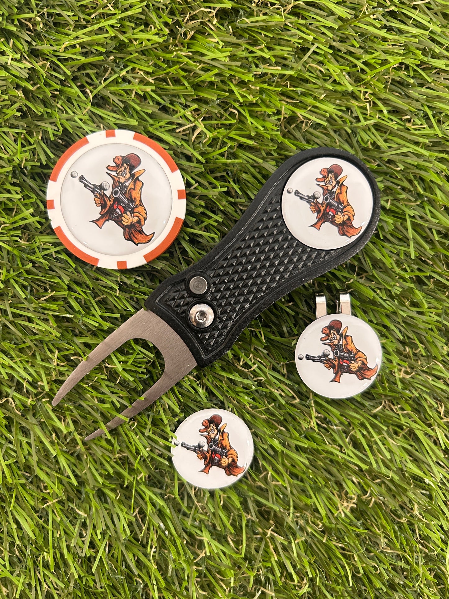Golf Bandit (4) Golf ball marker with metal pitchfork and poker chip
