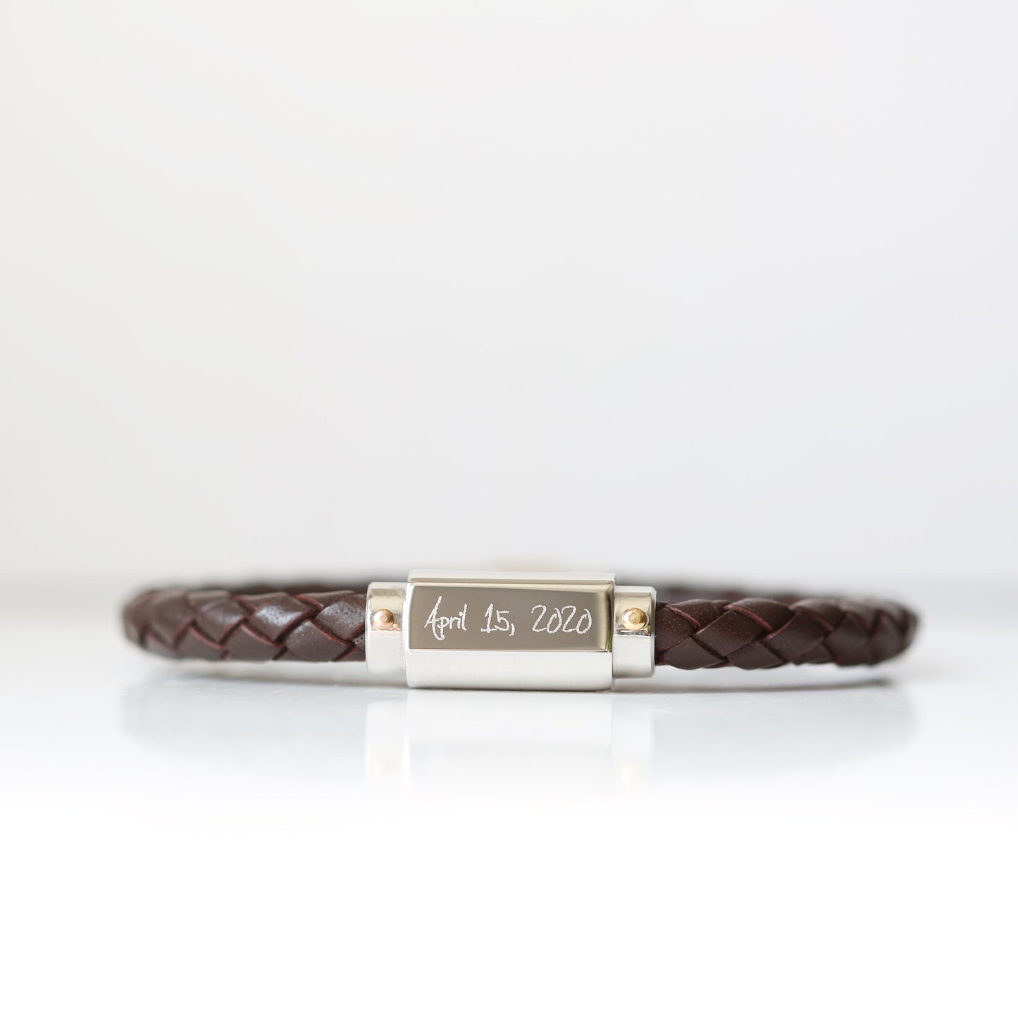 Bracelet en cuir torsadé gravé à la main
