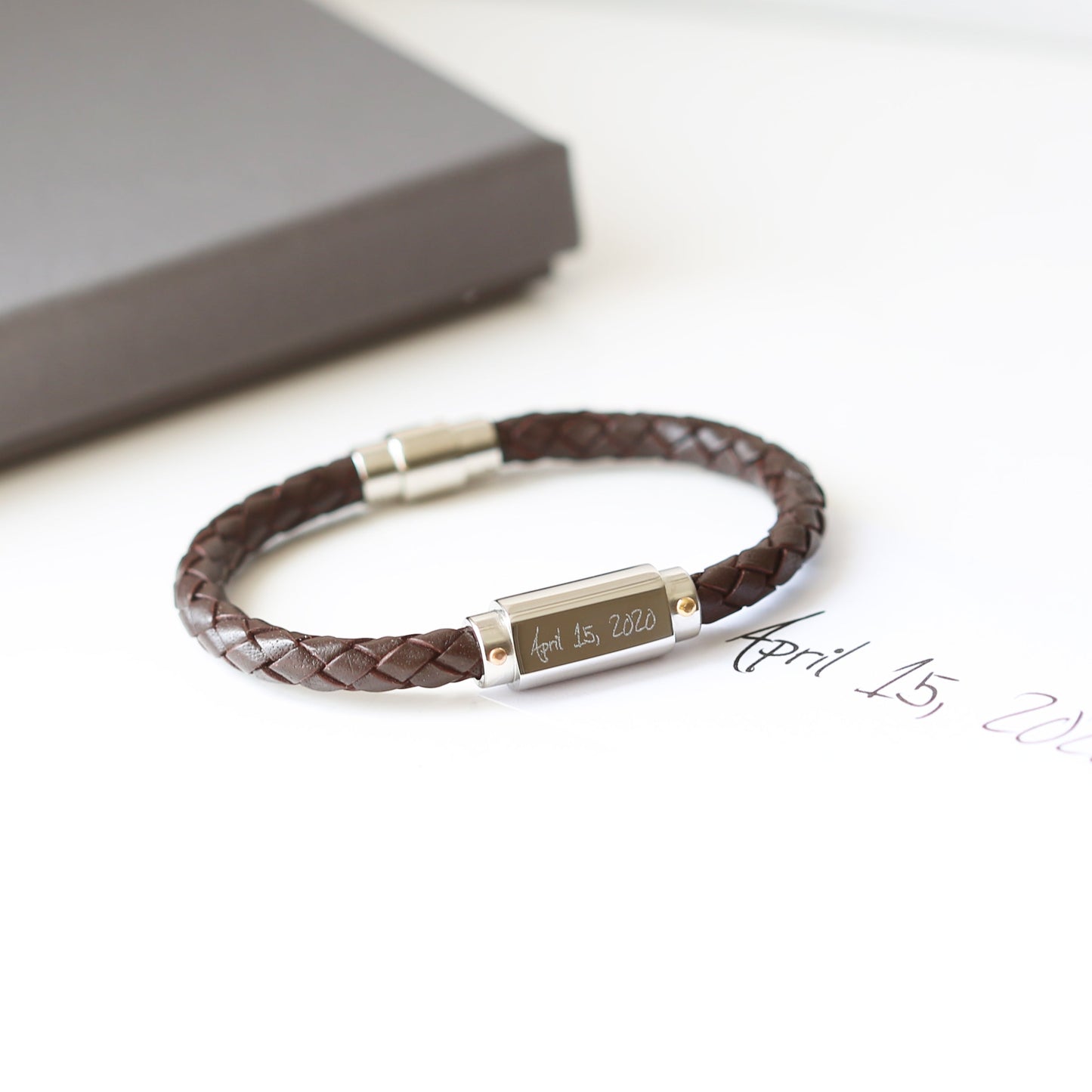 Bracelet en cuir torsadé gravé à la main