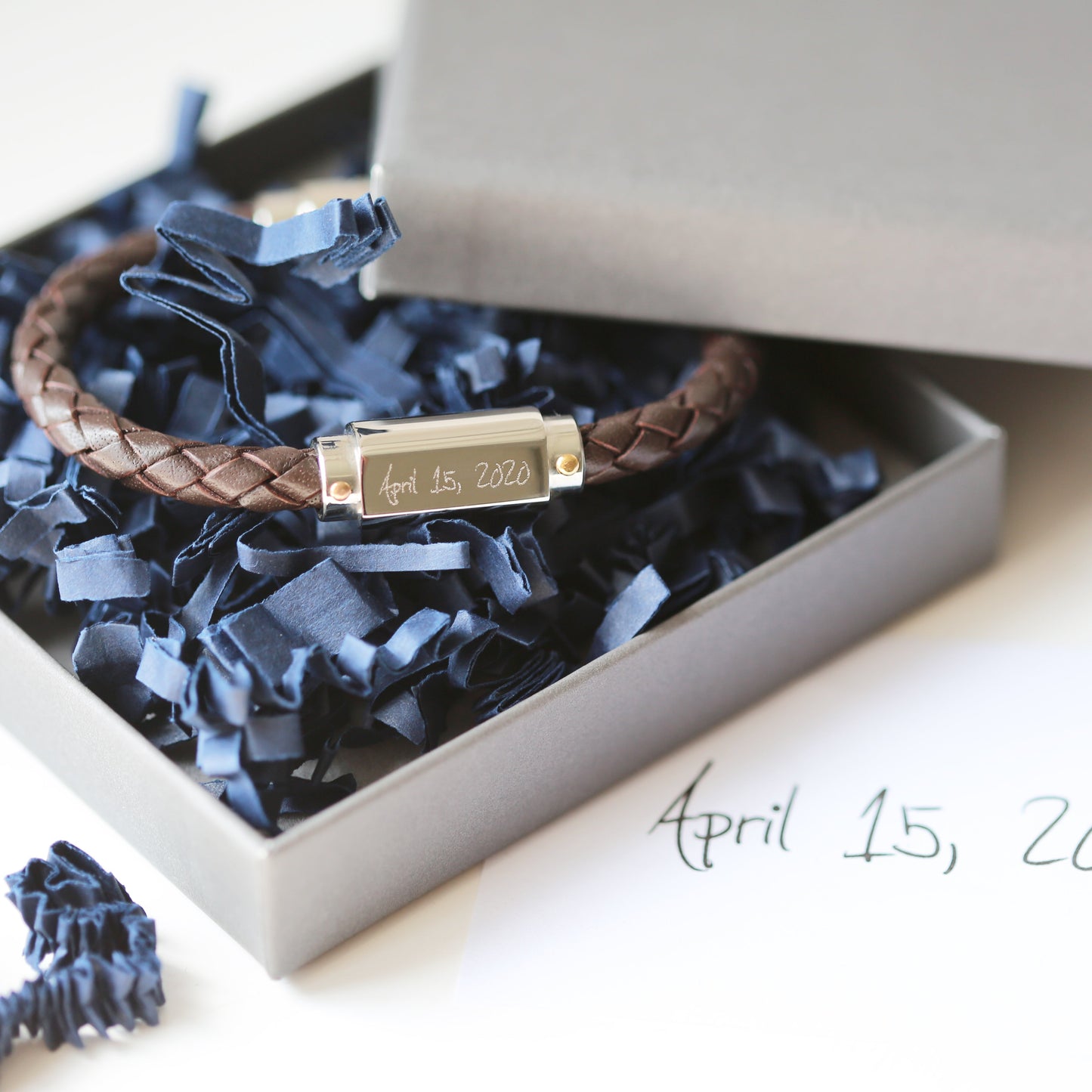 Bracelet en cuir torsadé gravé à la main