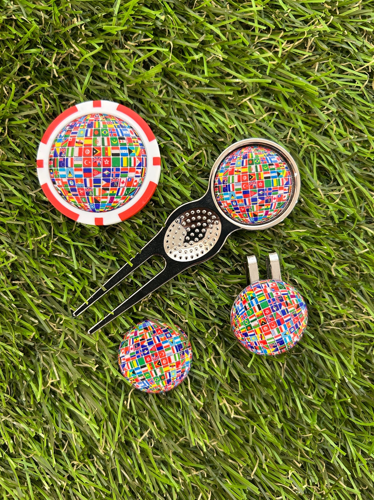 Flags of the World Traditional Pitchfork including 3 Flag markers and poker chip