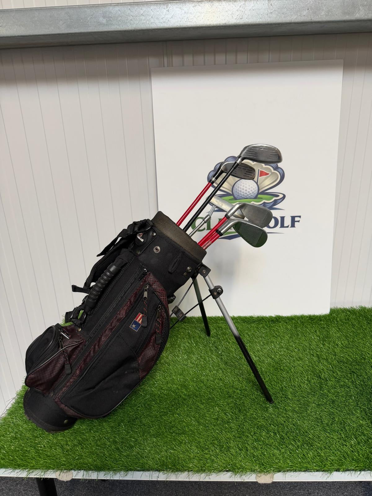 Junior Right Handed Golf Clubs and Bag Set. All in good used condition, 7 iron measures 27 inches so suitable for 5-7 year olds.
