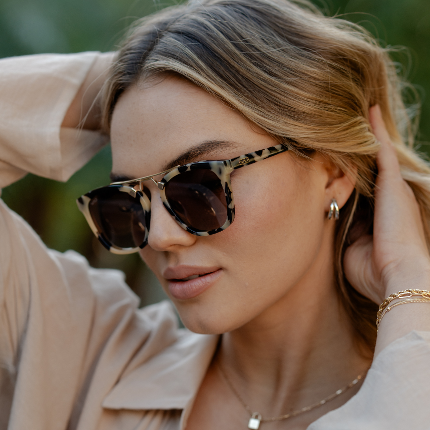 Lunettes de soleil oversize DEMI pour femme, couleur écaille beige, par WMP Eyewear UK
