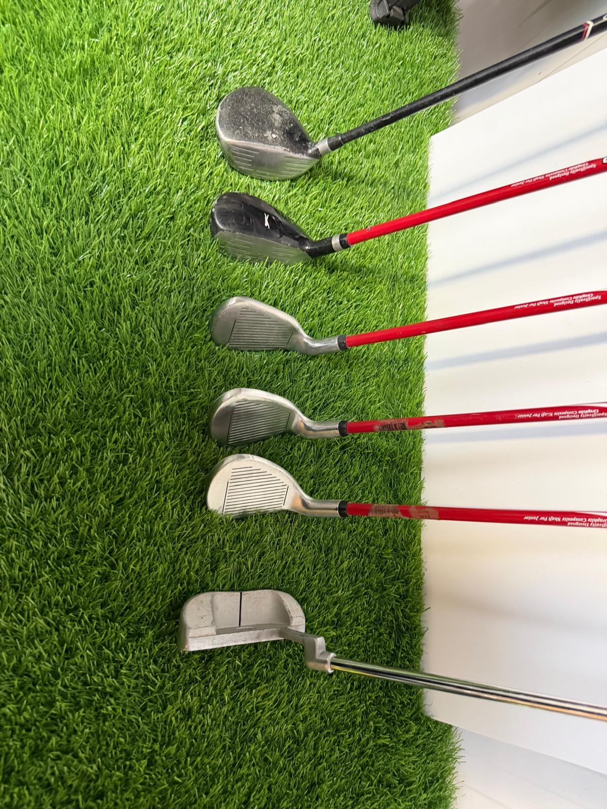 Junior Right Handed Golf Clubs and Bag Set. All in good used condition, 7 iron measures 27 inches so suitable for 5-7 year olds.