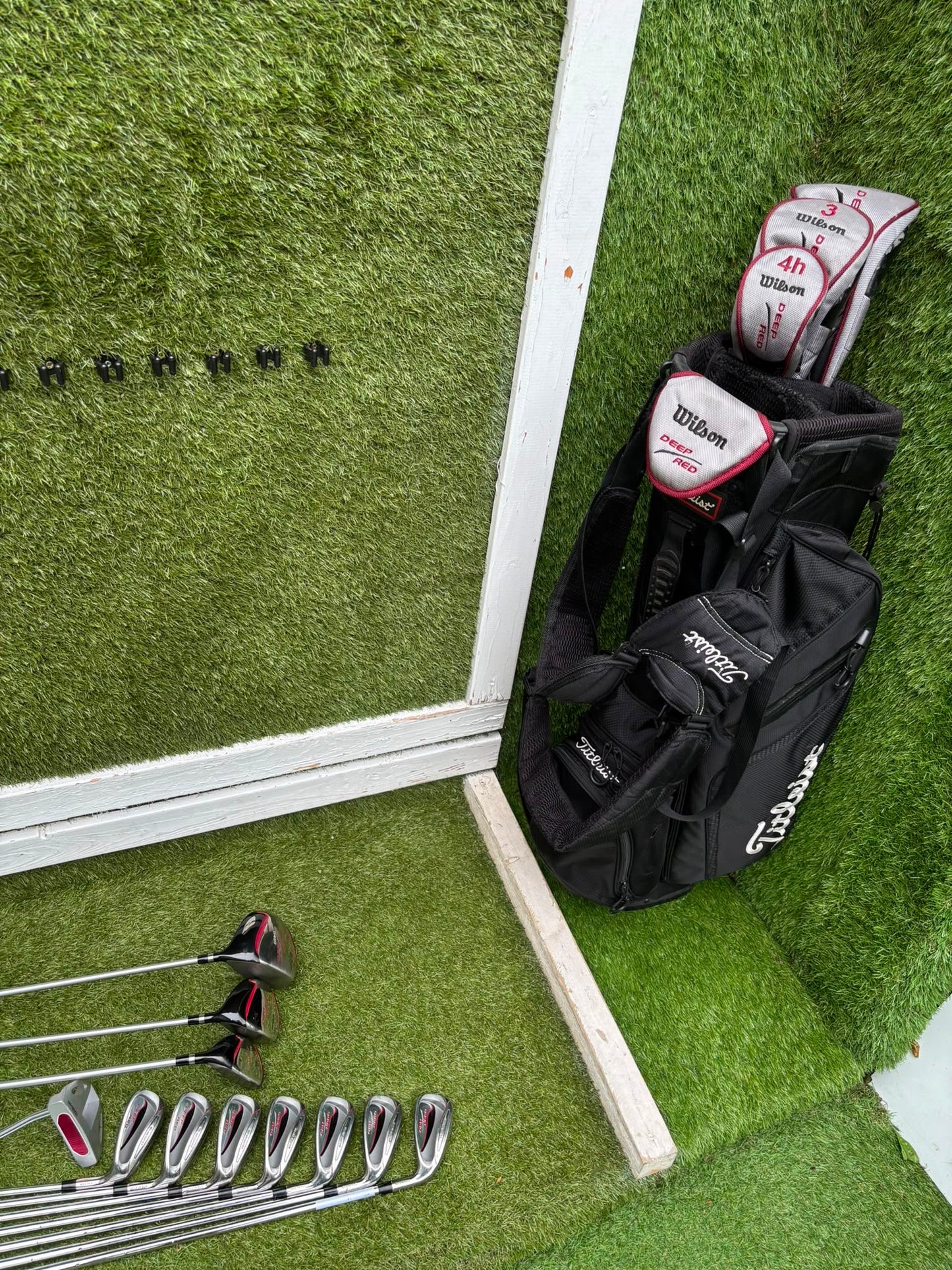 Wilson Deep Red Full Matching Golf Set (5–SW) with Titleist Stand Bag