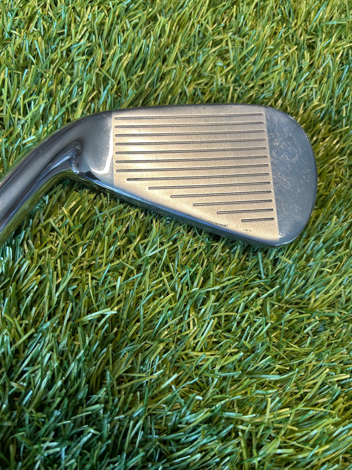 Taylormade R11 Iron set 4-PW Steel Stiff Shaft Golf Pride Standard Grip - RH