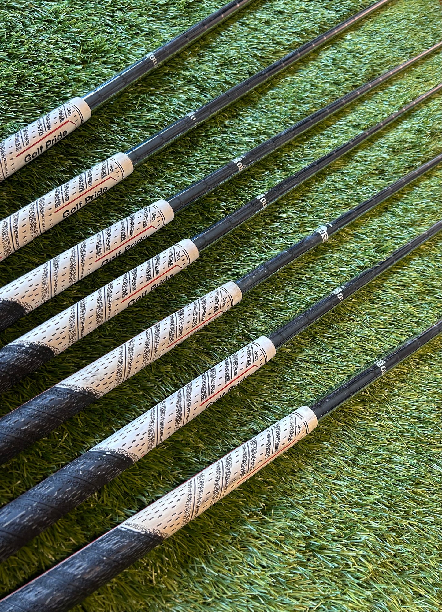 Taylormade R11 Iron set 4-PW Steel Stiff Shaft Golf Pride Standard Grip - RH