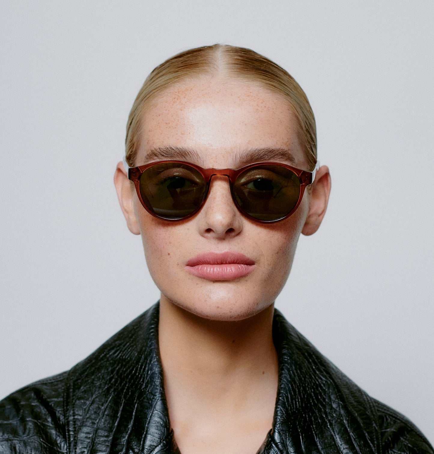 A.KJÆRBEDE (AKJAERBEDE) Marvin Sunglasses | Brown Transparent Round Frame