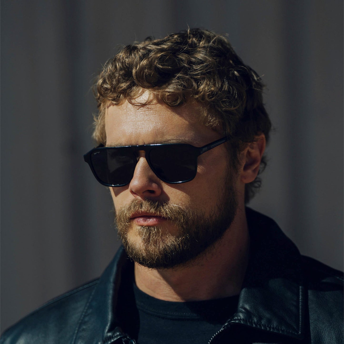 Lunettes de soleil aviateur carrées unisexes EMERSON en triple noir par WMP Eyewear