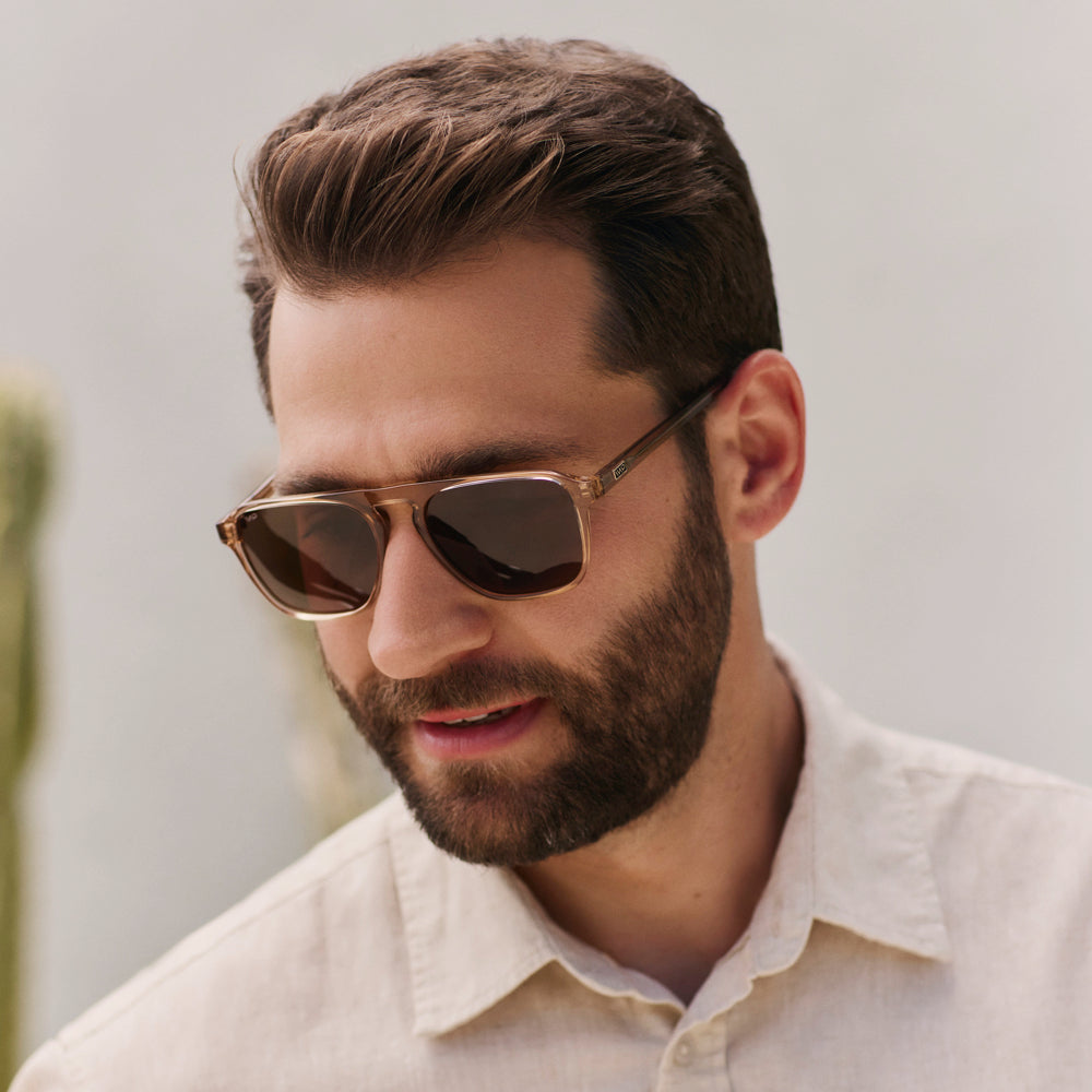 Lunettes de soleil aviateur carrées unisexes EMERSON en marron cristal par WMP Eyewear