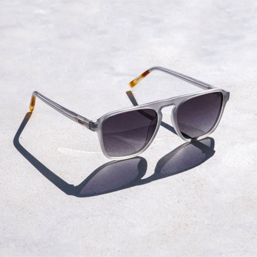 Lunettes de soleil aviateur carrées unisexes EMERSON en gris Moonrock par WMP Eyewear