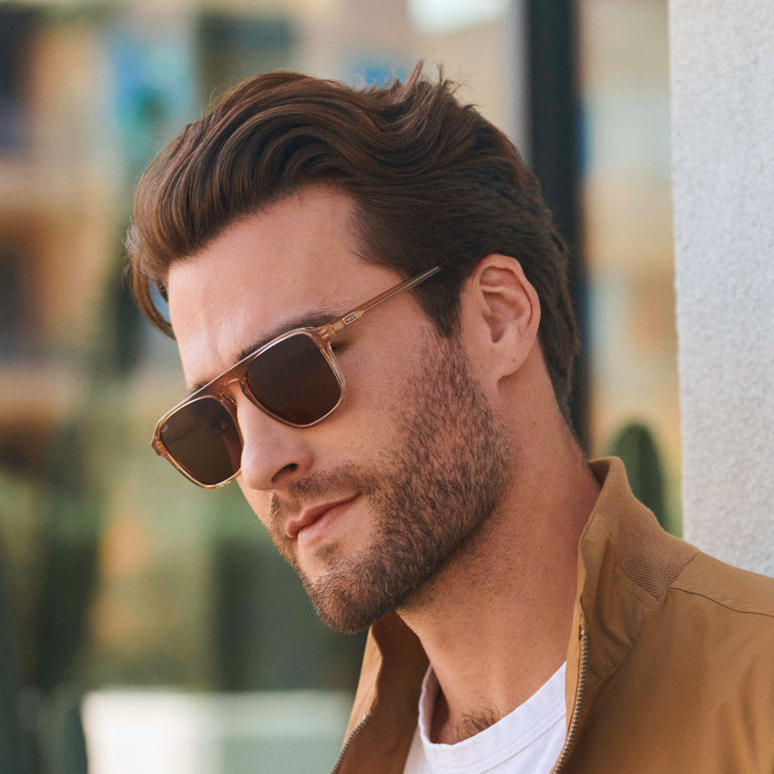 Lunettes de soleil aviateur carrées unisexes EMERSON en marron cristal par WMP Eyewear