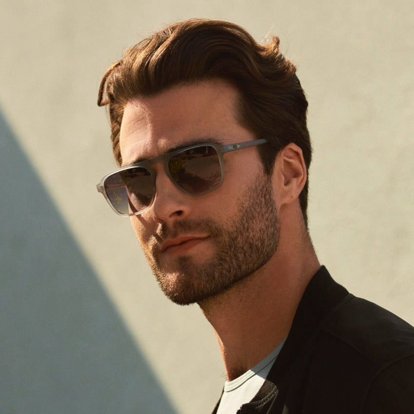 Lunettes de soleil aviateur carrées unisexes EMERSON en gris Moonrock par WMP Eyewear