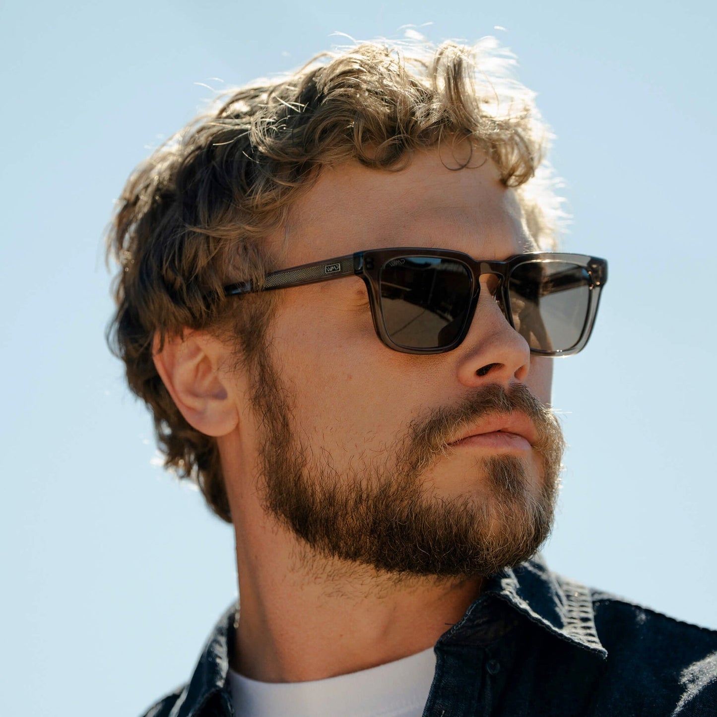 Lunettes de soleil carrées MAVERICK pour homme, couleur bronze cristal, par WMP Eyewear UK