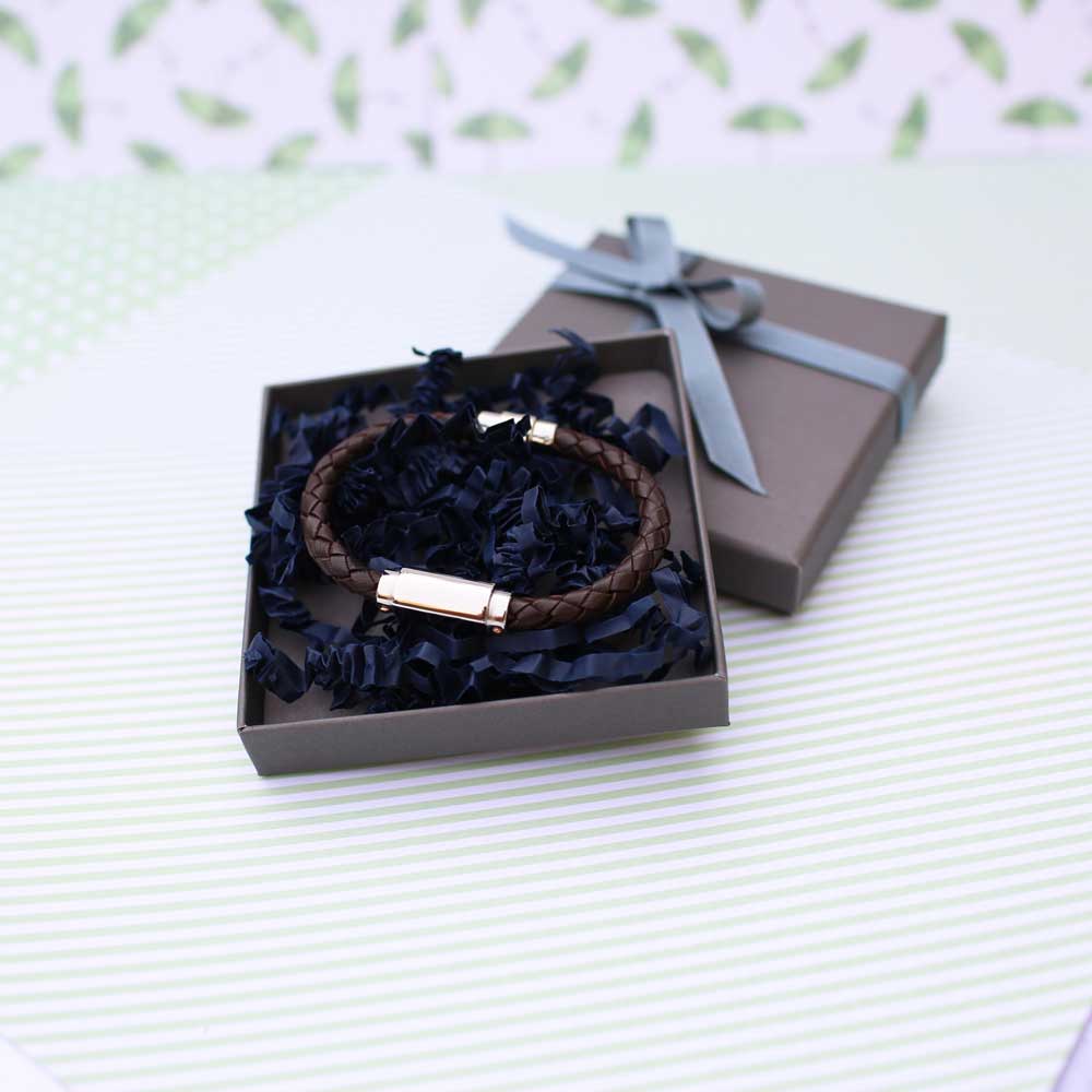 Bracelet en cuir torsadé gravé à la main