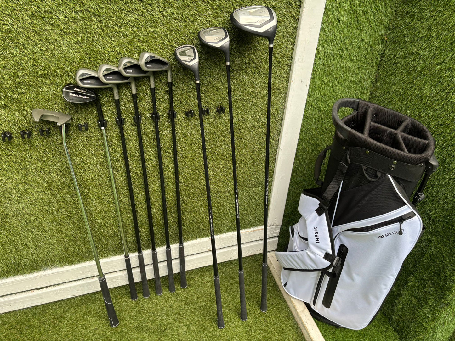 Inesis 100 Golf Set with Matching Woods, Cleveland 56° Wedge & Inesis Light Stand Bag