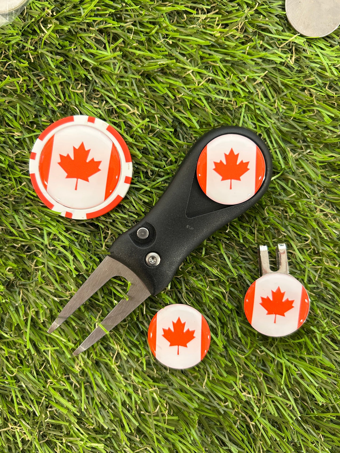 Flags of the World Traditional Pitchfork including 3 Flag markers and poker chip