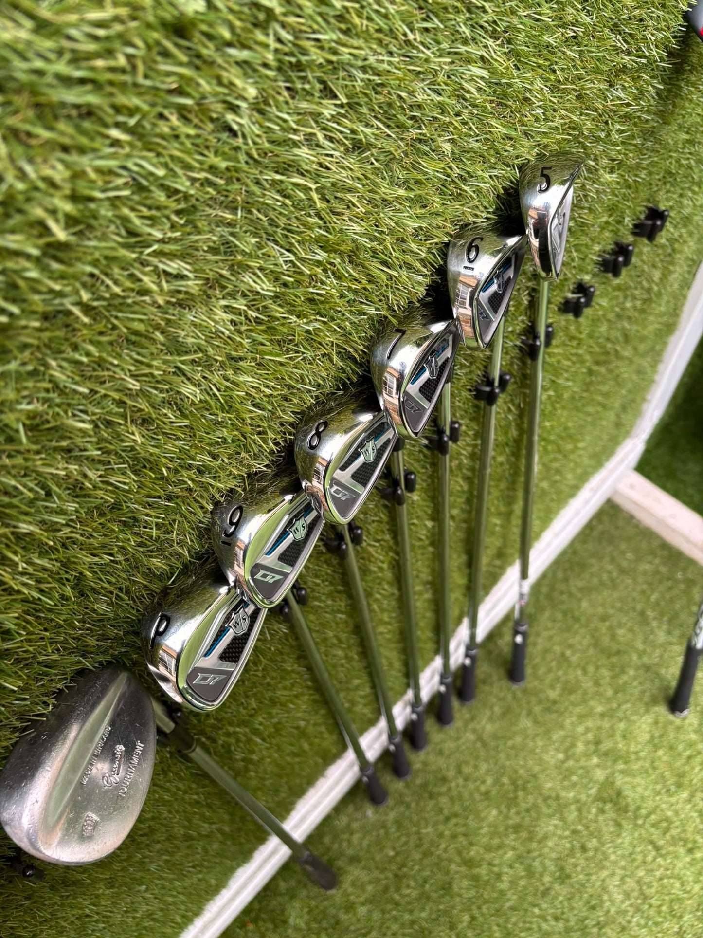 New Wilson Staff D7 Irons, Titleist Driver, Callaway Wood & Hybrid, New Wilson Infinite Putter Titleist Waterproof Cart Bag