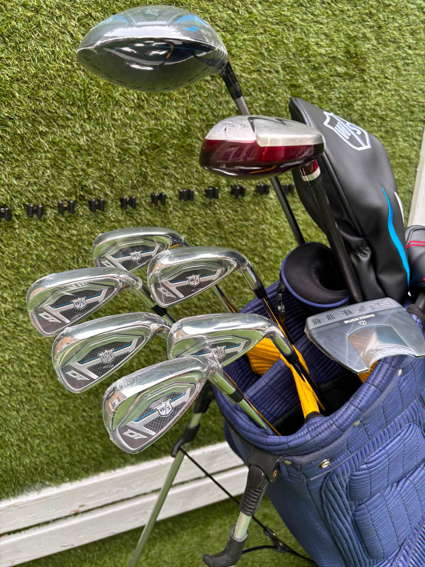 Brand New Wilson Staff D7 XS Golf Set, Brand New Driver & Irons, Brand New Infinite Bucktown Putter, Premium OUUL Stand Bag