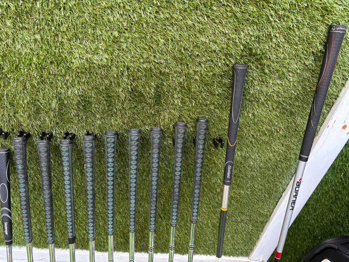 Wilson 3–SW Irons, TaylorMade Driver, Cleveland Fairway, Slazenger Putter & Titleist Cart Bag