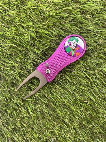 THE JOKER  GOLF BALL MARKER AND PURPLE RETRACTABLE PITCH REPAIR SET
