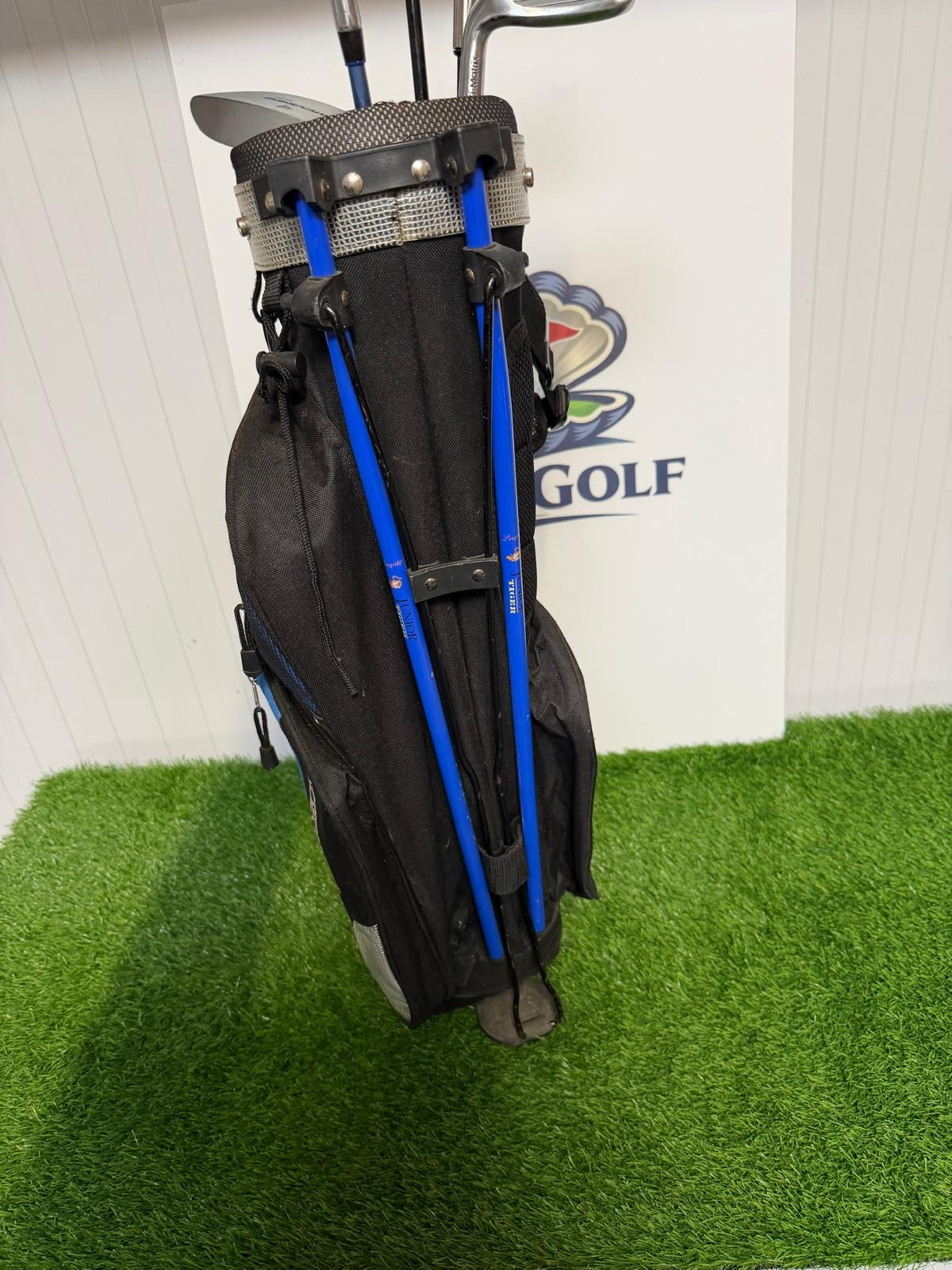 Junior Left Handed Golf Clubs and Bag Set. All in good used condition, 7 iron measures 32 inches so suitable for 9-12 year olds.