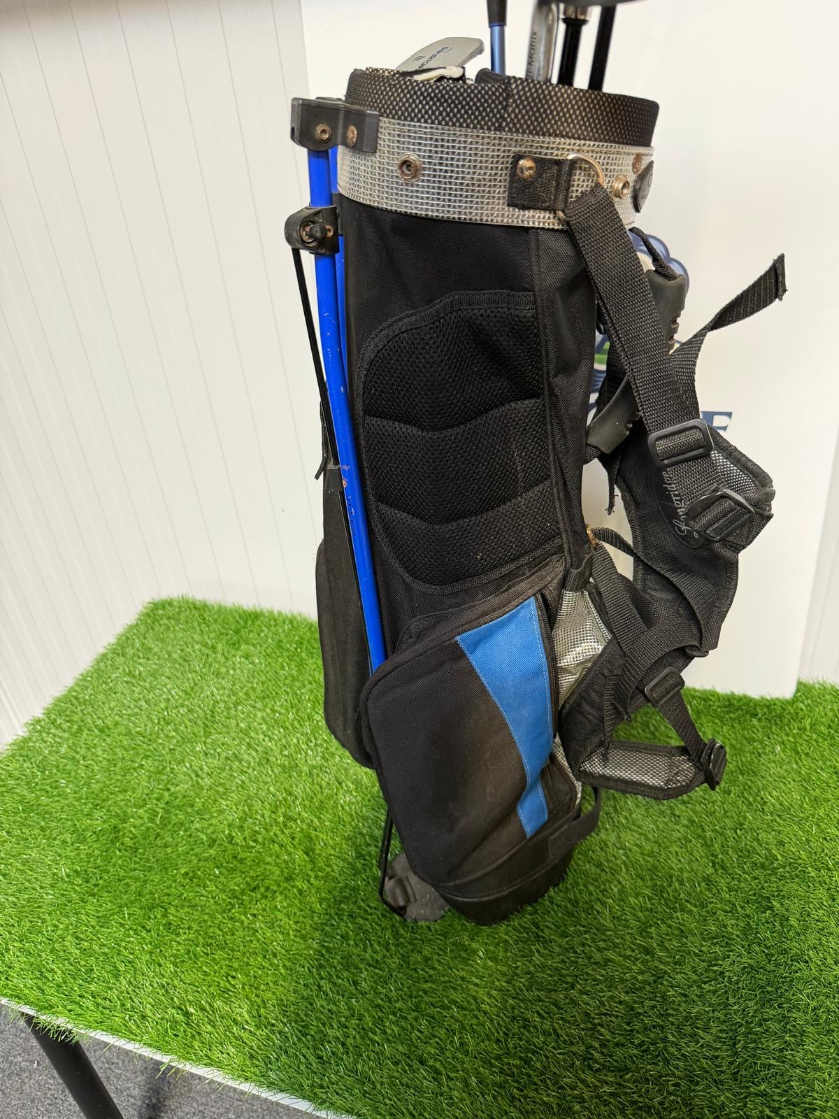 Junior Left Handed Golf Clubs and Bag Set. All in good used condition, 7 iron measures 32 inches so suitable for 9-12 year olds.