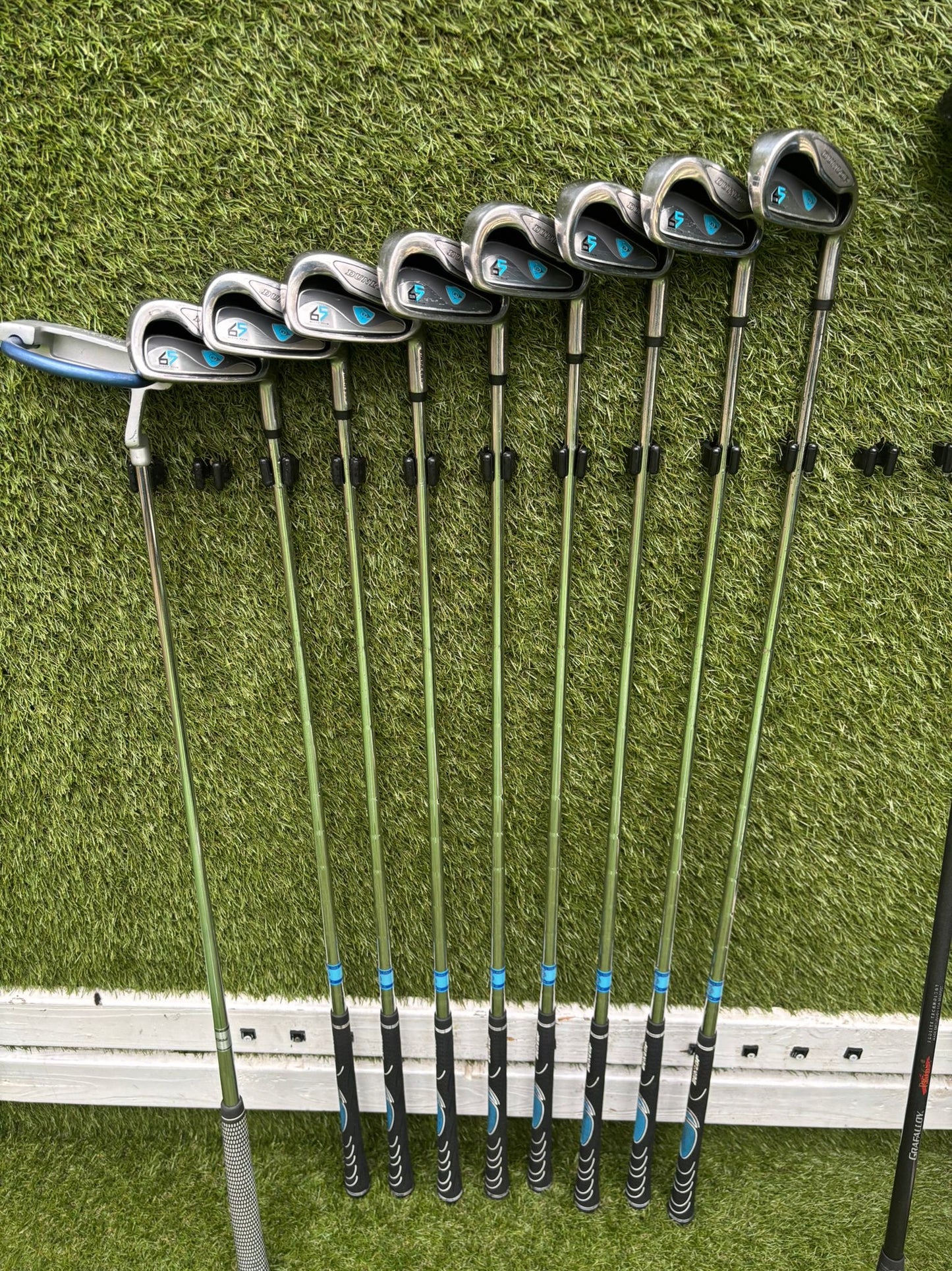 Dunlop 65i Irons + Gullwing Woods + Benross Hybrid + TaylorMade Cart Bag – 13-Club Golf Set