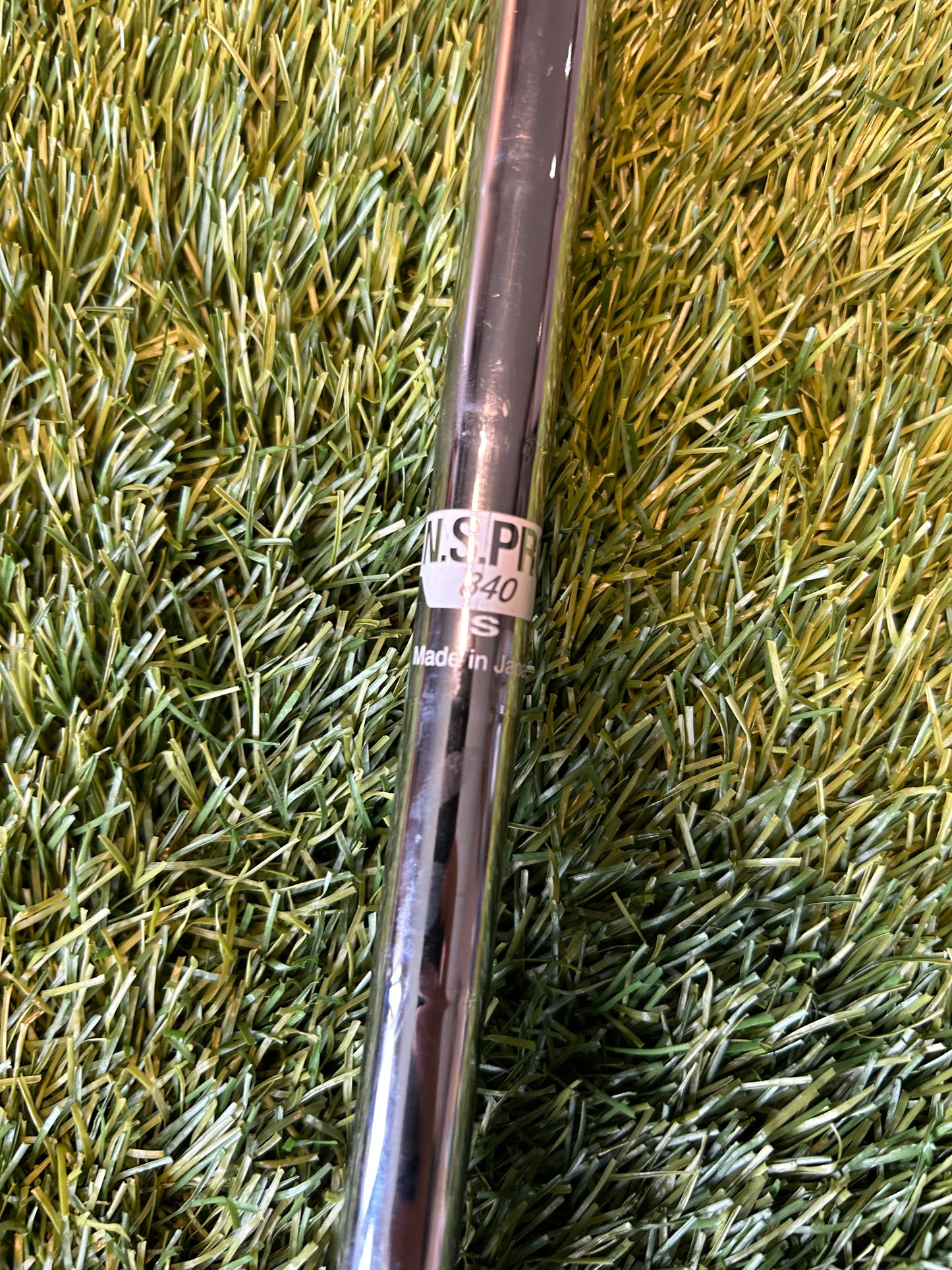 Taylormade R11 Iron set 4-PW Steel Stiff Shaft Golf Pride Standard Grip - RH