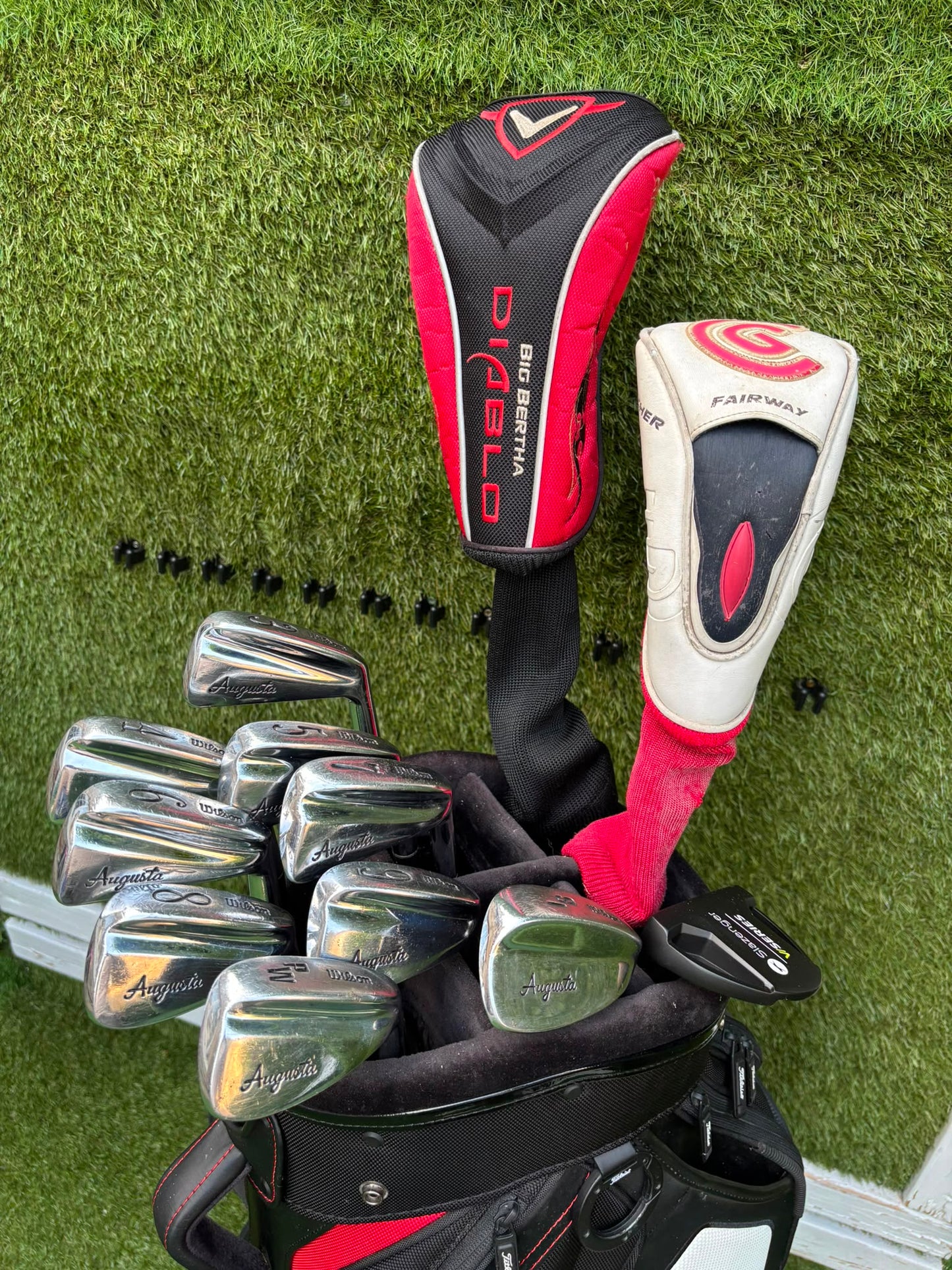 Wilson 3–SW Irons, TaylorMade Driver, Cleveland Fairway, Slazenger Putter & Titleist Cart Bag