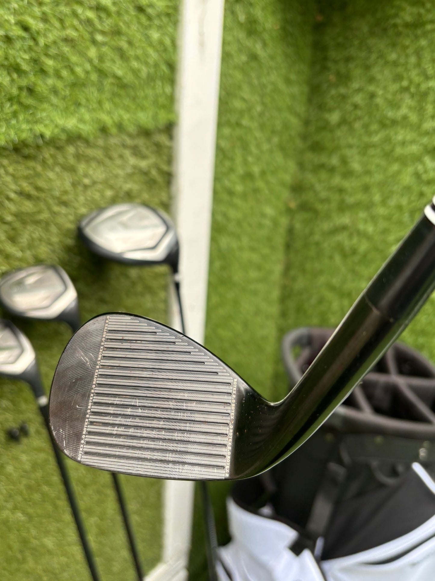 Inesis 100 Golf Set with Matching Woods, Cleveland 56° Wedge & Inesis Light Stand Bag