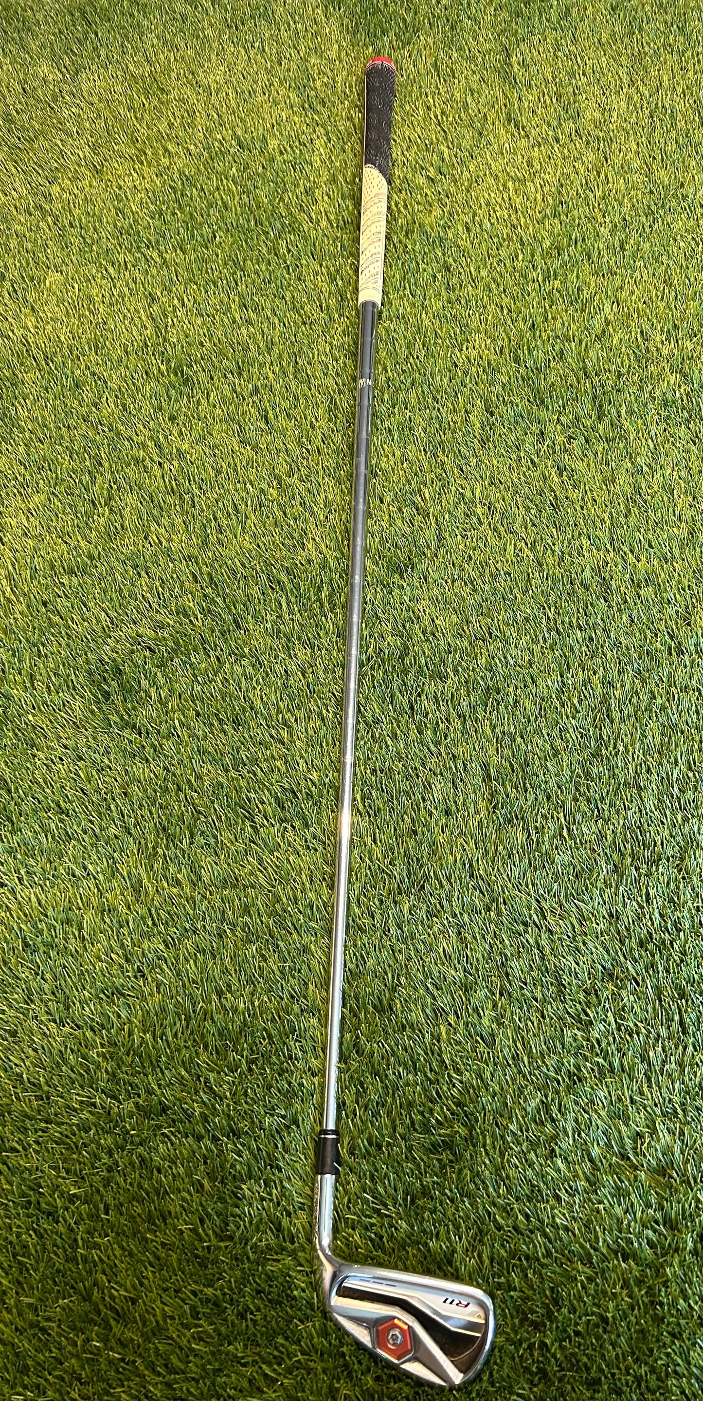 Taylormade R11 Iron set 4-PW Steel Stiff Shaft Golf Pride Standard Grip - RH