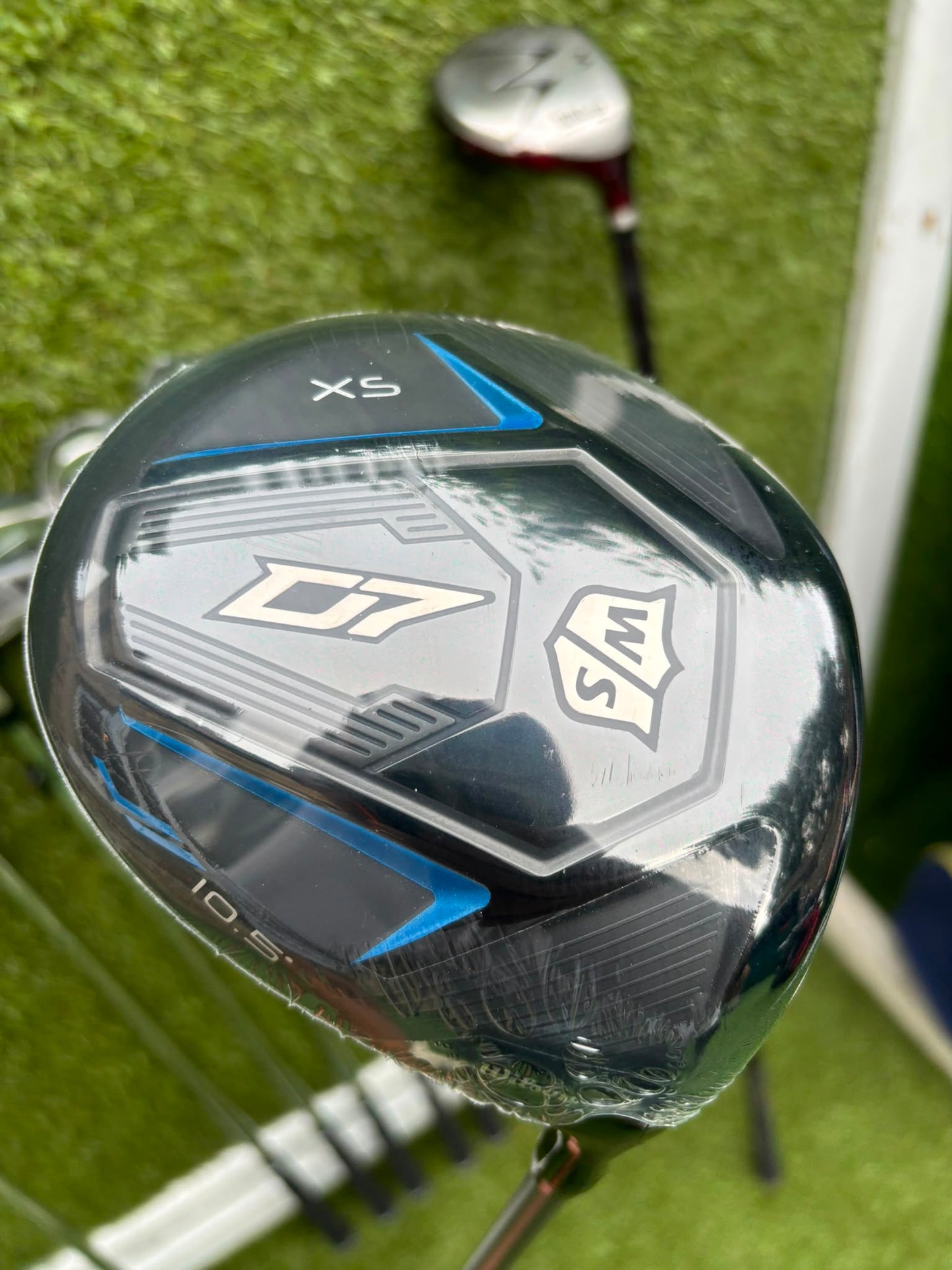 Brand New Wilson Staff D7 XS Golf Set, Brand New Driver & Irons, Brand New Infinite Bucktown Putter, Premium OUUL Stand Bag