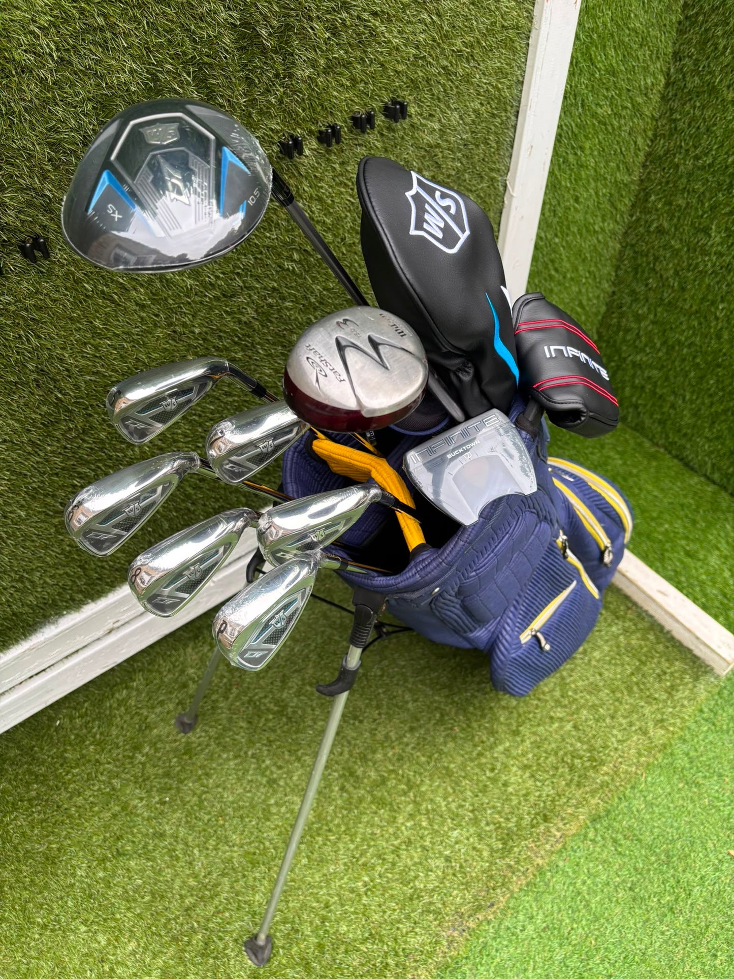 Brand New Wilson Staff D7 XS Golf Set, Brand New Driver & Irons, Brand New Infinite Bucktown Putter, Premium OUUL Stand Bag