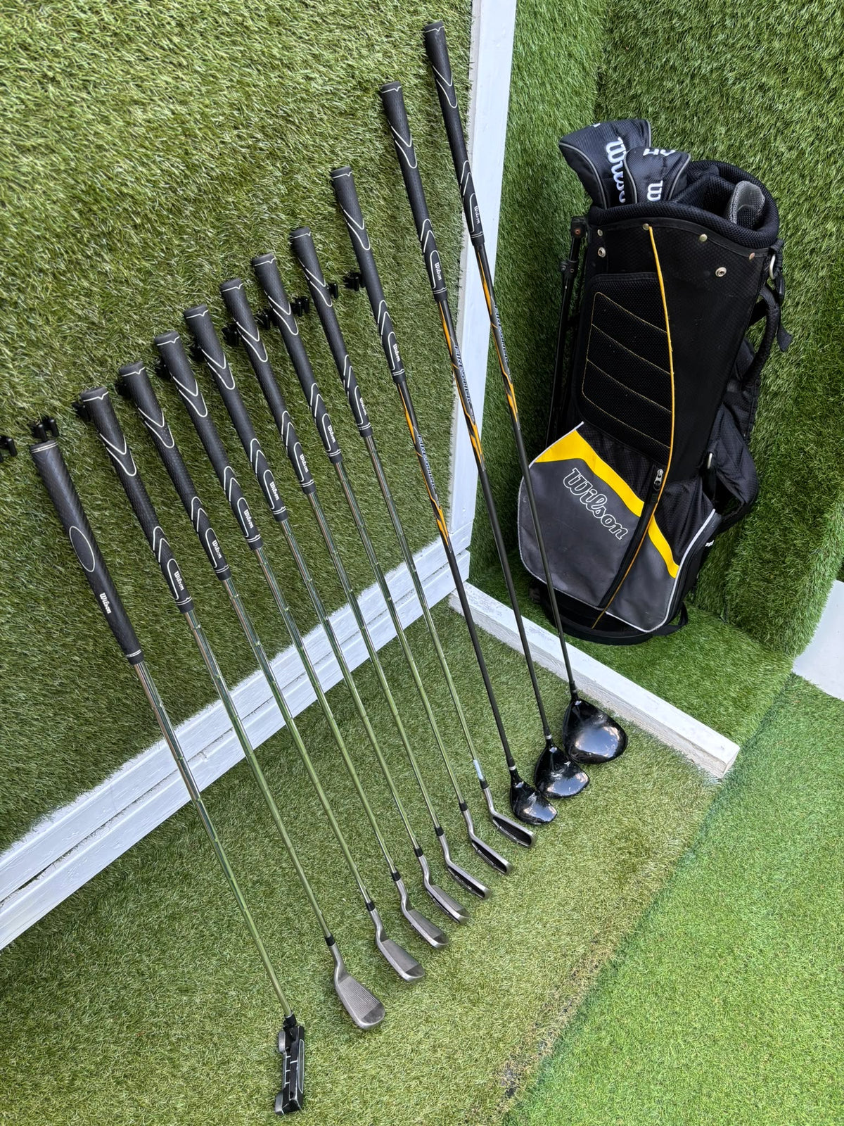 Wilson Ultra High Launch Complete Golf Set – 5–SW Irons, Matching Woods, Putter & Wilson Stand Bag