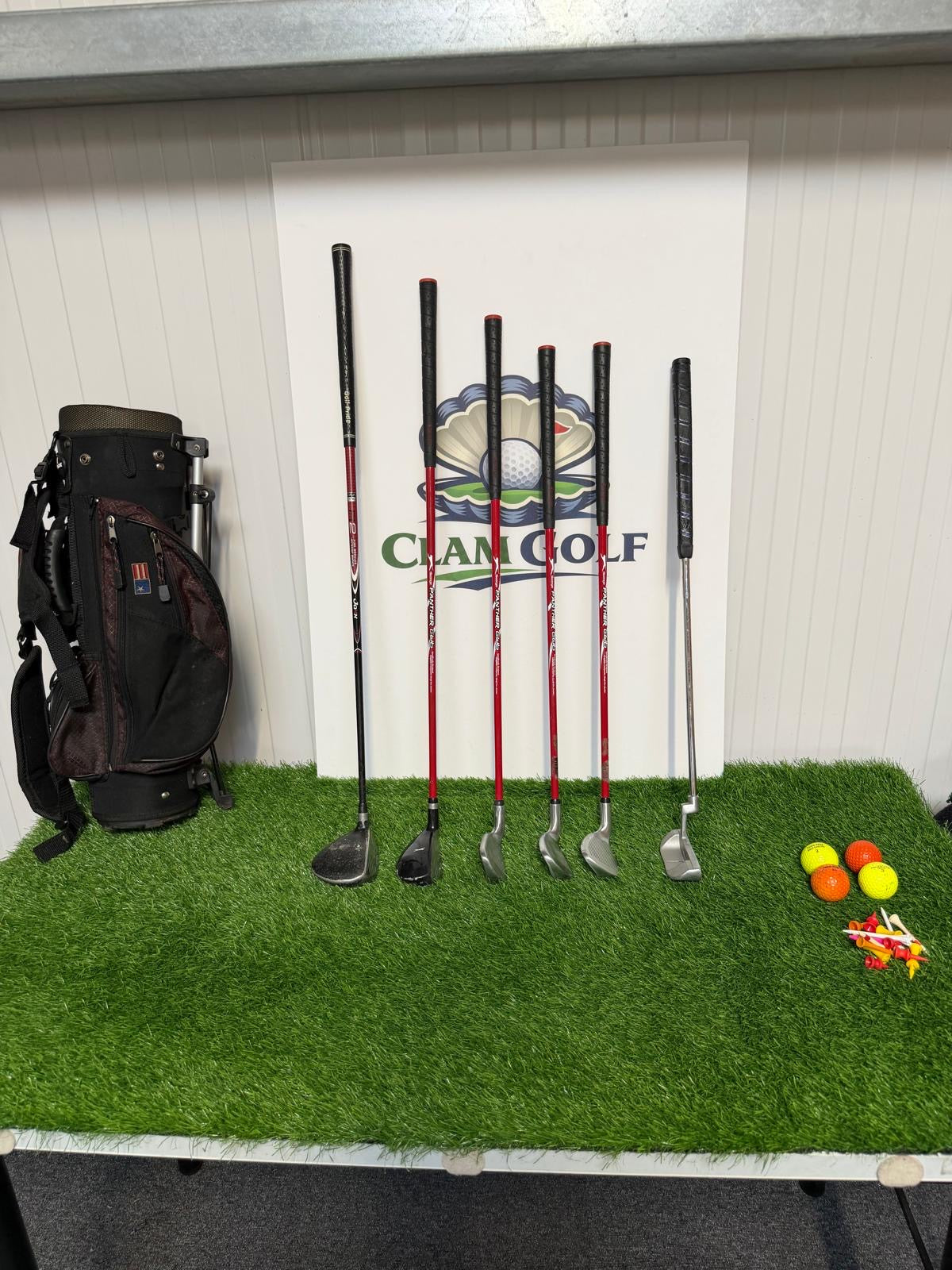 Junior Right Handed Golf Clubs and Bag Set. All in good used condition, 7 iron measures 27 inches so suitable for 5-7 year olds.