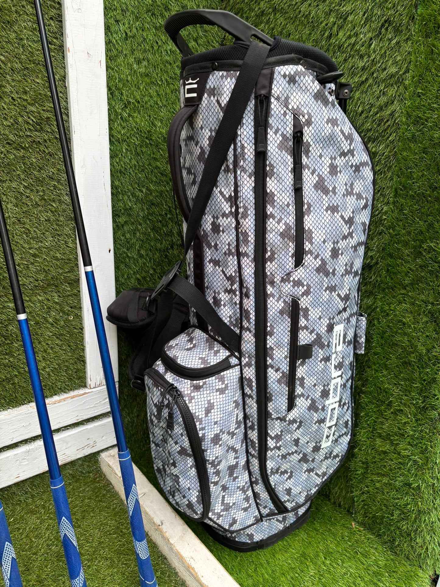Cobra FLY-XL Complete Golf Set, Matching Woods, Hybrids, Irons & Cobra Ultralight Pro Stand Bag