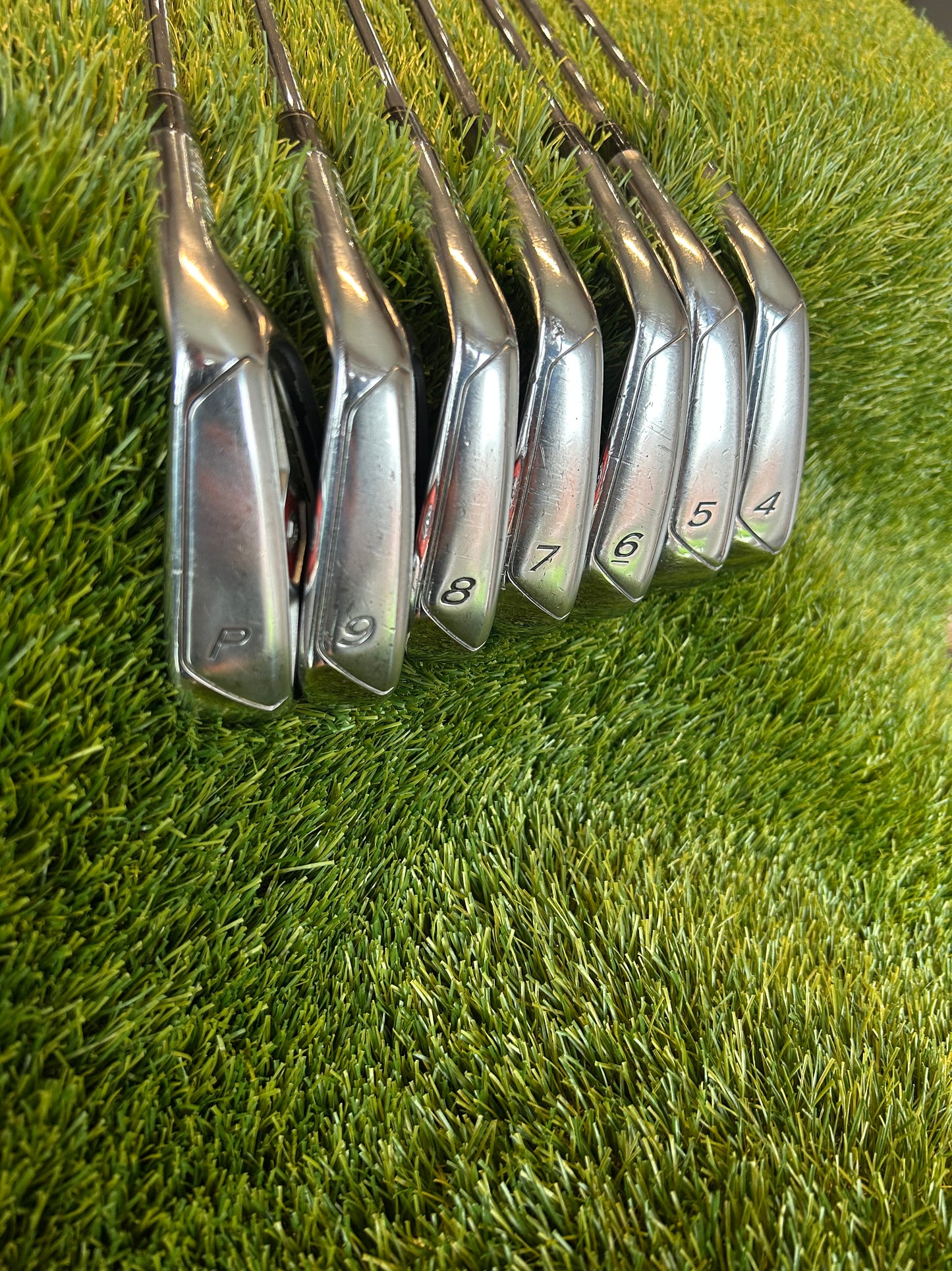 Taylormade R11 Iron set 4-PW Steel Stiff Shaft Golf Pride Standard Grip - RH