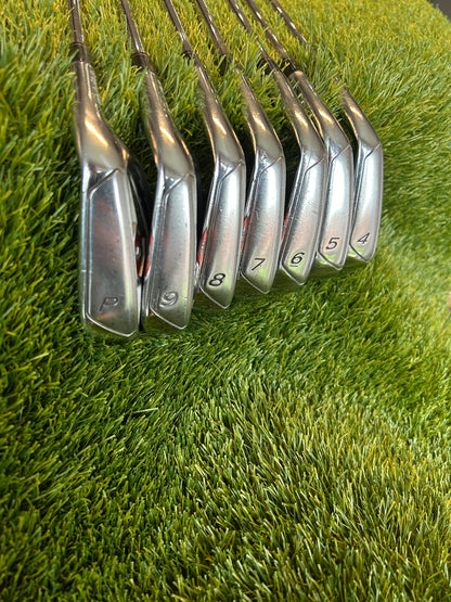 Taylormade R11 Iron set 4-PW Steel Stiff Shaft Golf Pride Standard Grip - RH