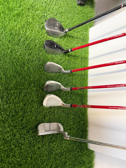 Junior Right Handed Golf Clubs and Bag Set. All in good used condition, 7 iron measures 27 inches so suitable for 5-7 year olds.