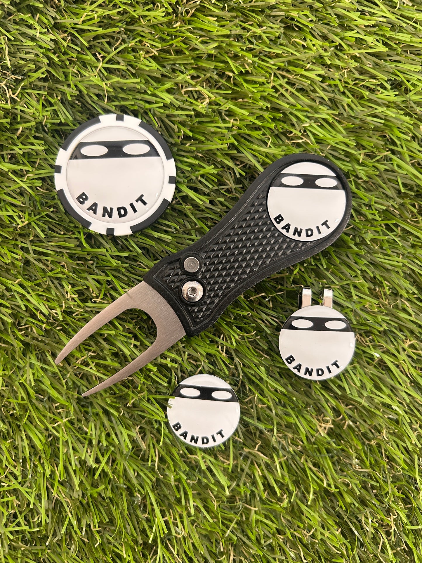 Golf Bandit (5) Golf ball marker with metal pitchfork and poker chip