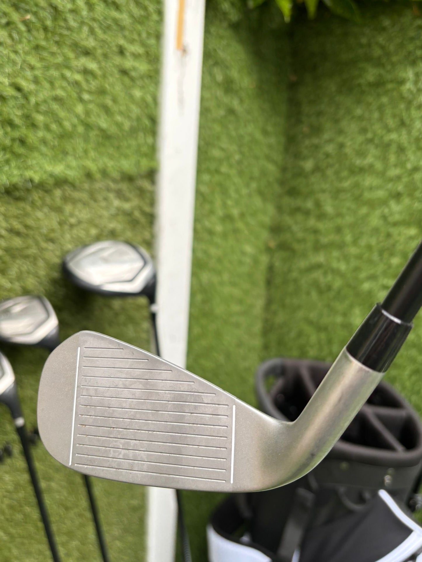Inesis 100 Golf Set with Matching Woods, Cleveland 56° Wedge & Inesis Light Stand Bag