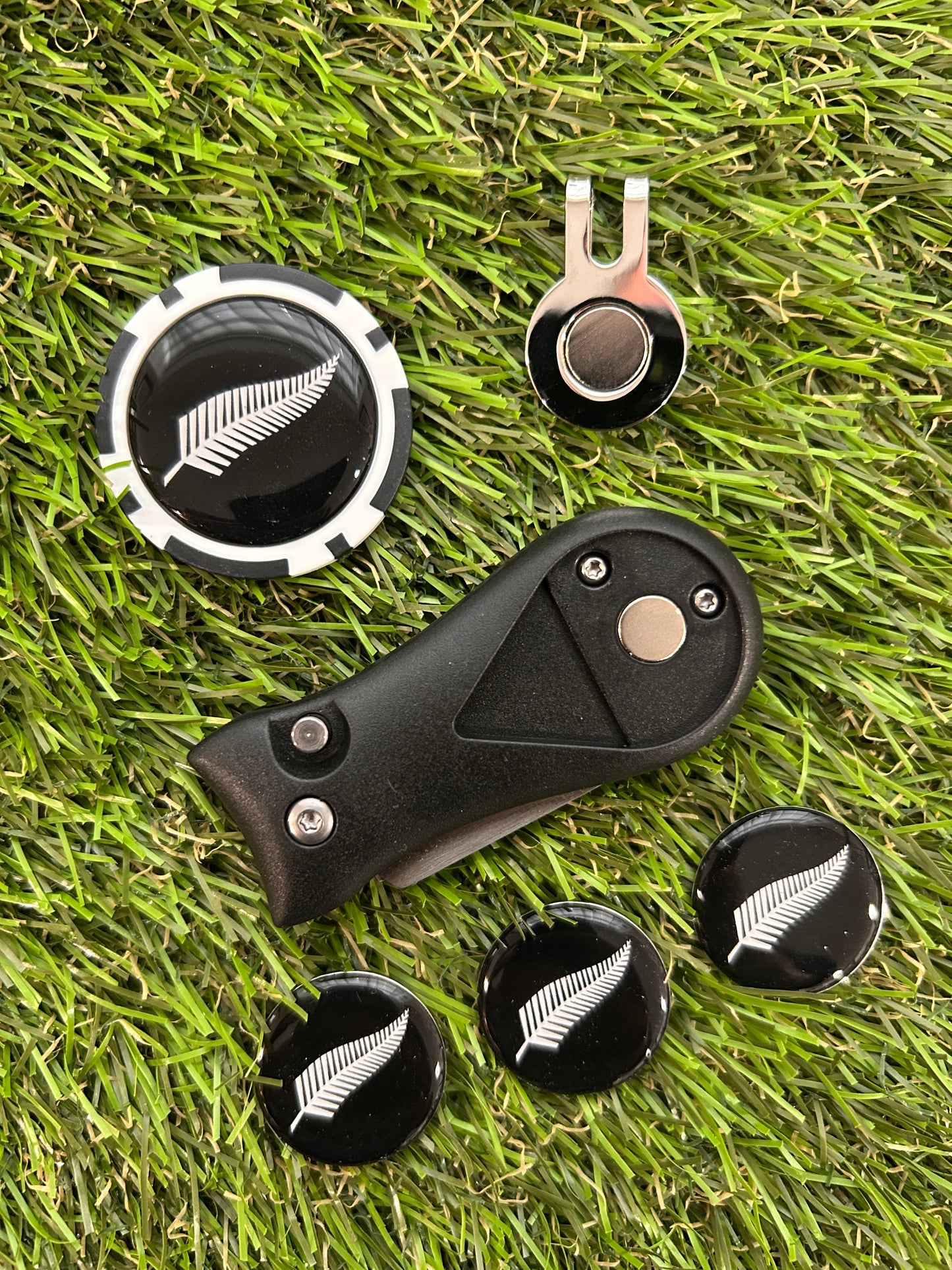 New Zealand Golf plastic Pitchfork Magnetic Hat Clip With 3 Markers And Poker chip