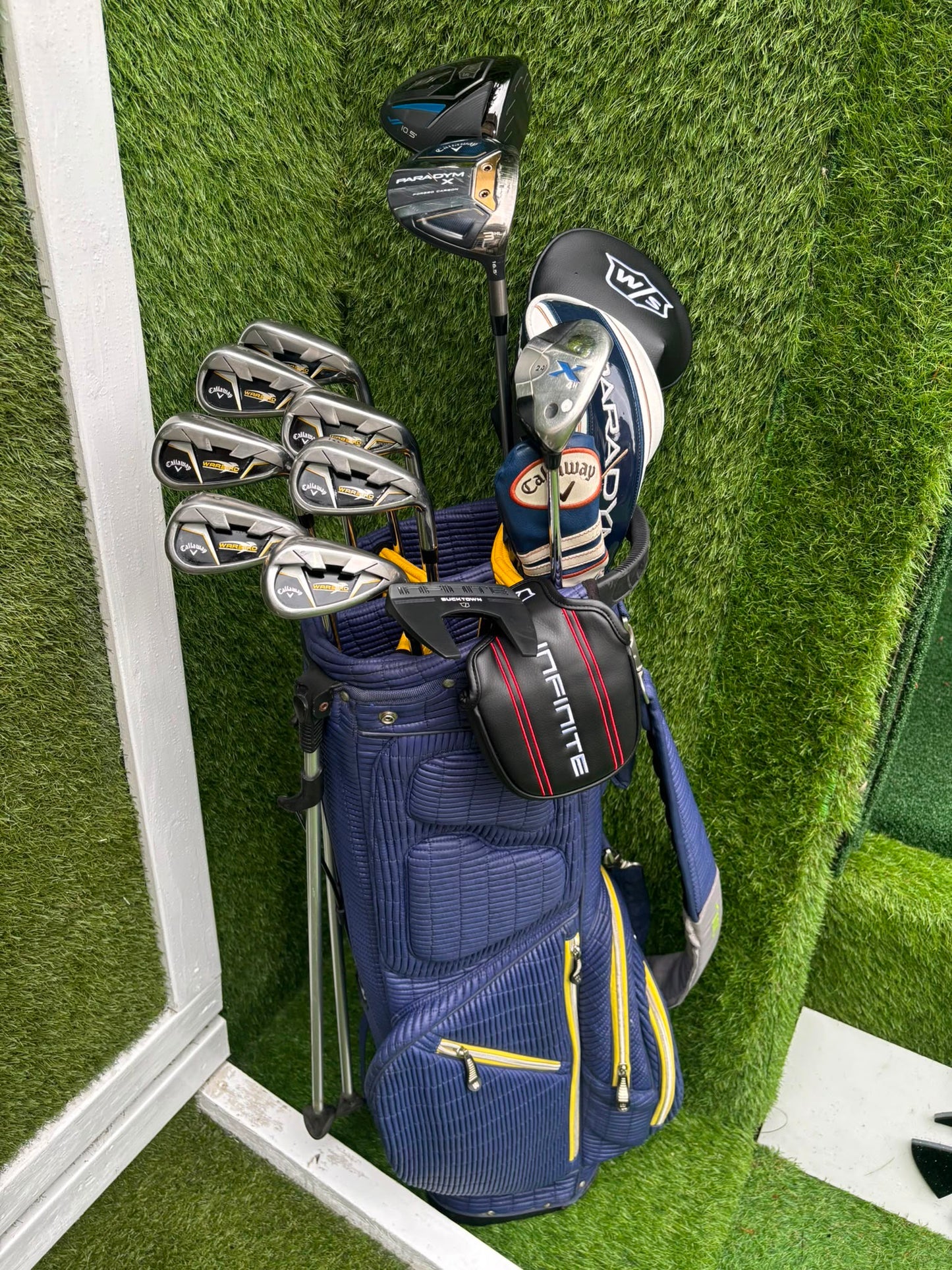 Callaway Irons, Wilson D9 Driver, Callaway Paradym X 3 Wood, Callaway X Hybrid, Wilson Infinite Putter & OUUL Premium Stand Bag