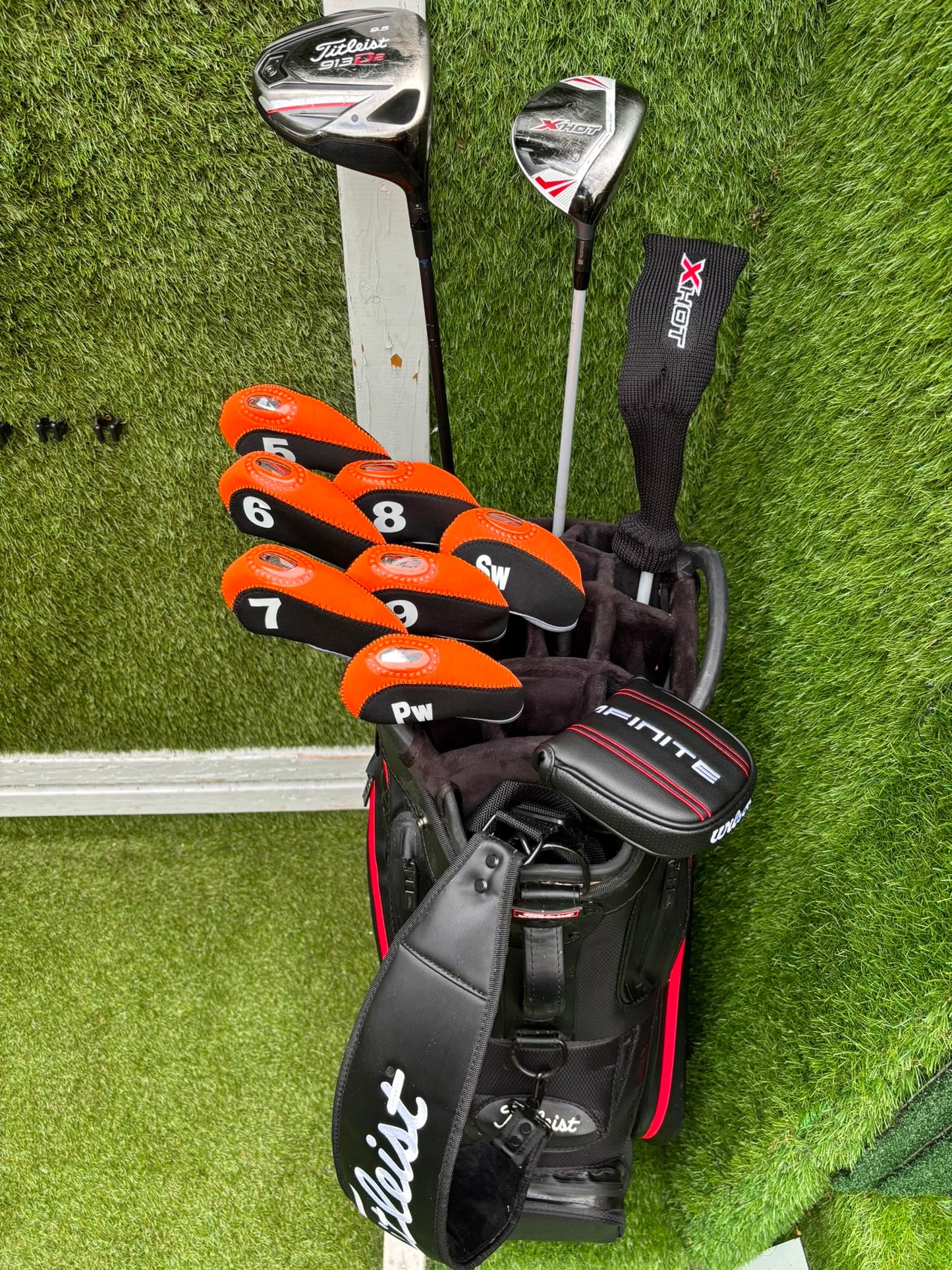 New Wilson Staff D7 Irons, Titleist Driver, Callaway Wood & Hybrid, New Wilson Infinite Putter Titleist Waterproof Cart Bag