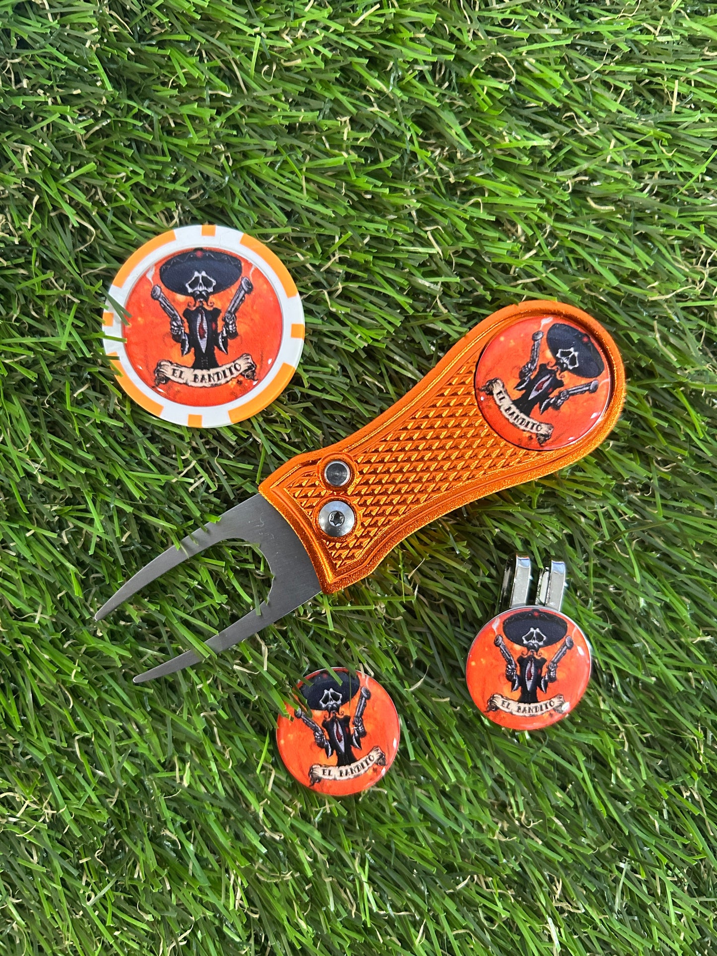 El Bandito Golf ball marker with metal pitchfork and poker chip