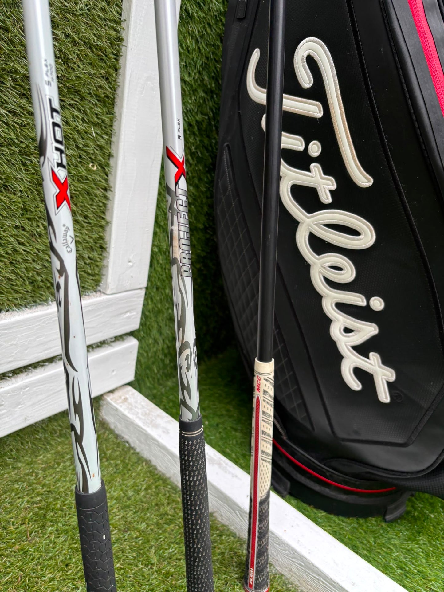 Mizuno Widec II Irons, Titleist 913 Driver, Callaway X Hot Woods, Wilson Infinite Putter & Titleist StaDry Cart Bag