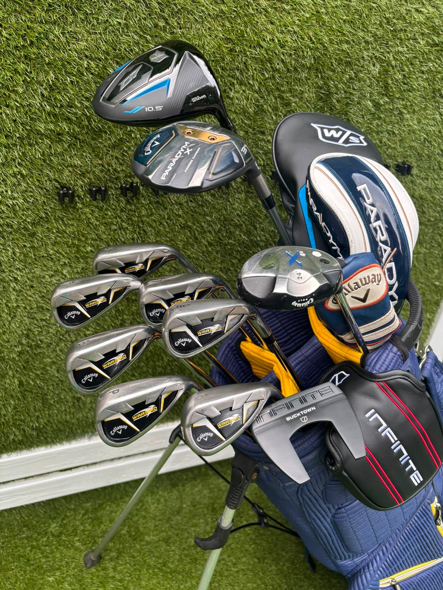 Callaway Irons, Wilson D9 Driver, Callaway Paradym X 3 Wood, Callaway X Hybrid, Wilson Infinite Putter & OUUL Premium Stand Bag