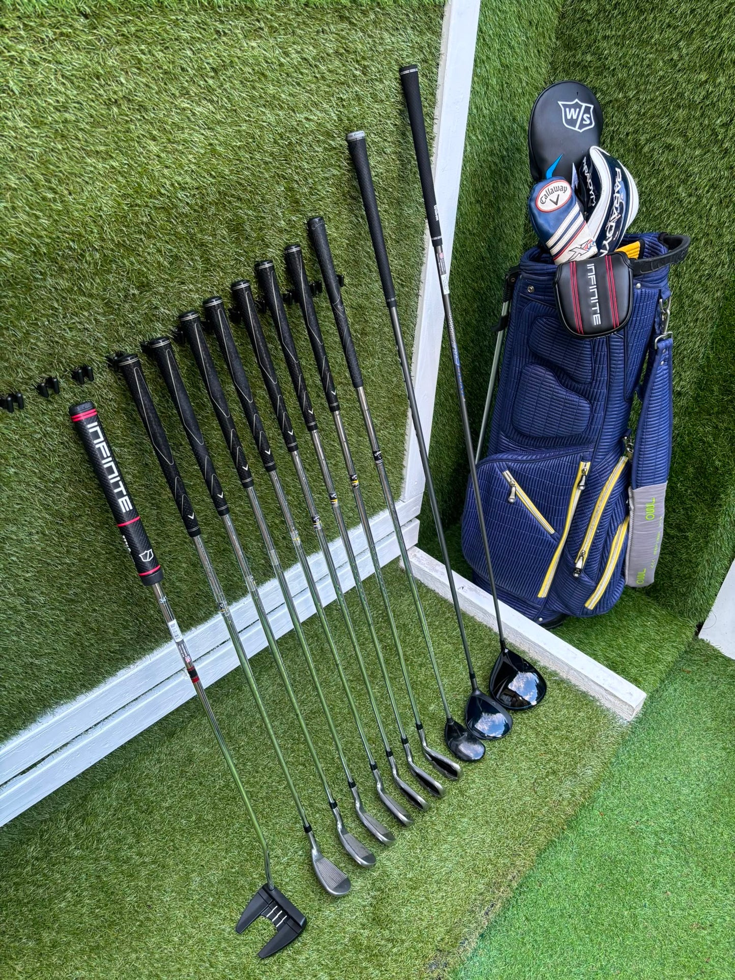 Callaway Irons, Wilson D9 Driver, Callaway Paradym X 3 Wood, Callaway X Hybrid, Wilson Infinite Putter & OUUL Premium Stand Bag